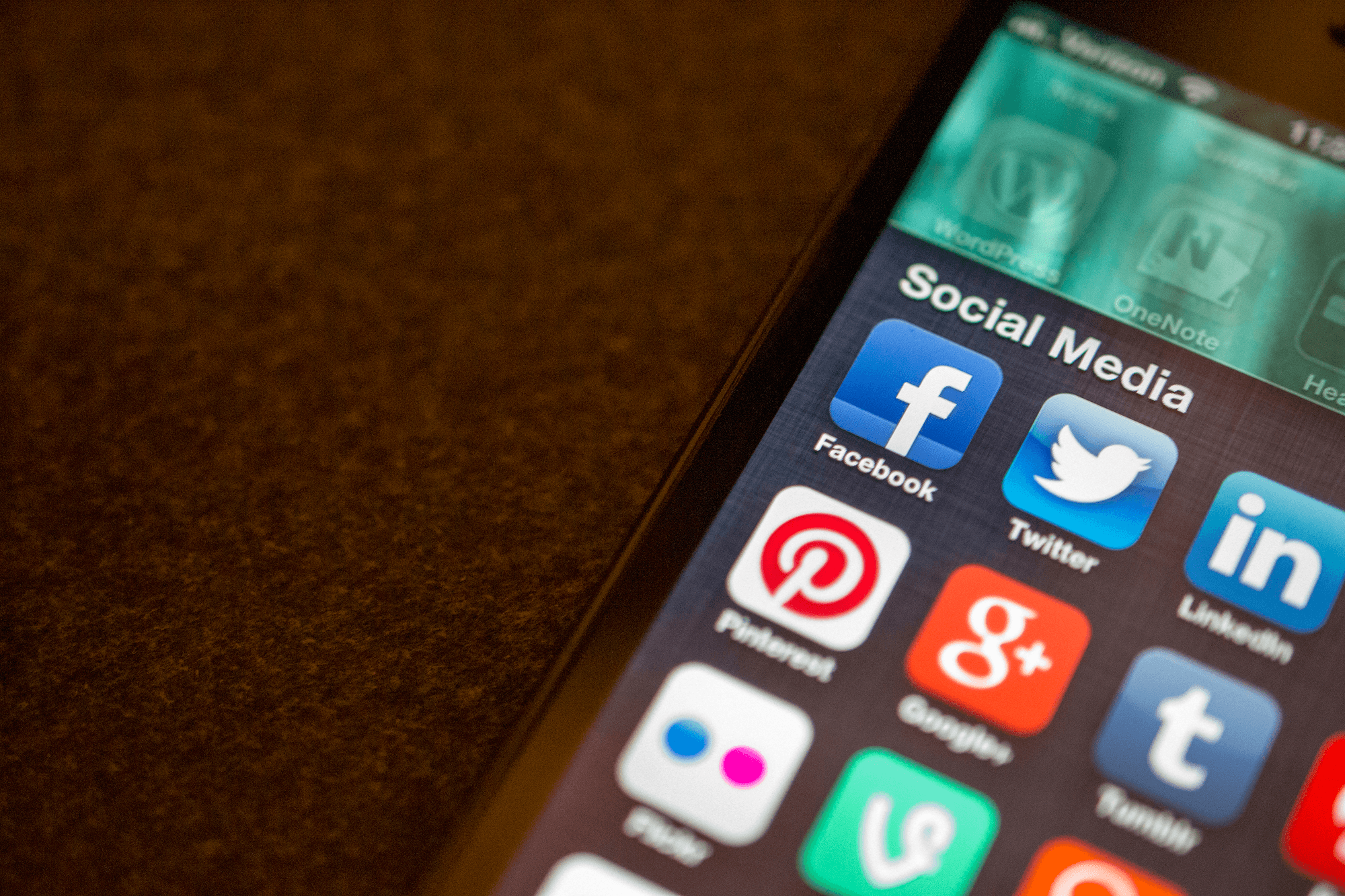 Smartphone med sociala medieappar på skärmen.