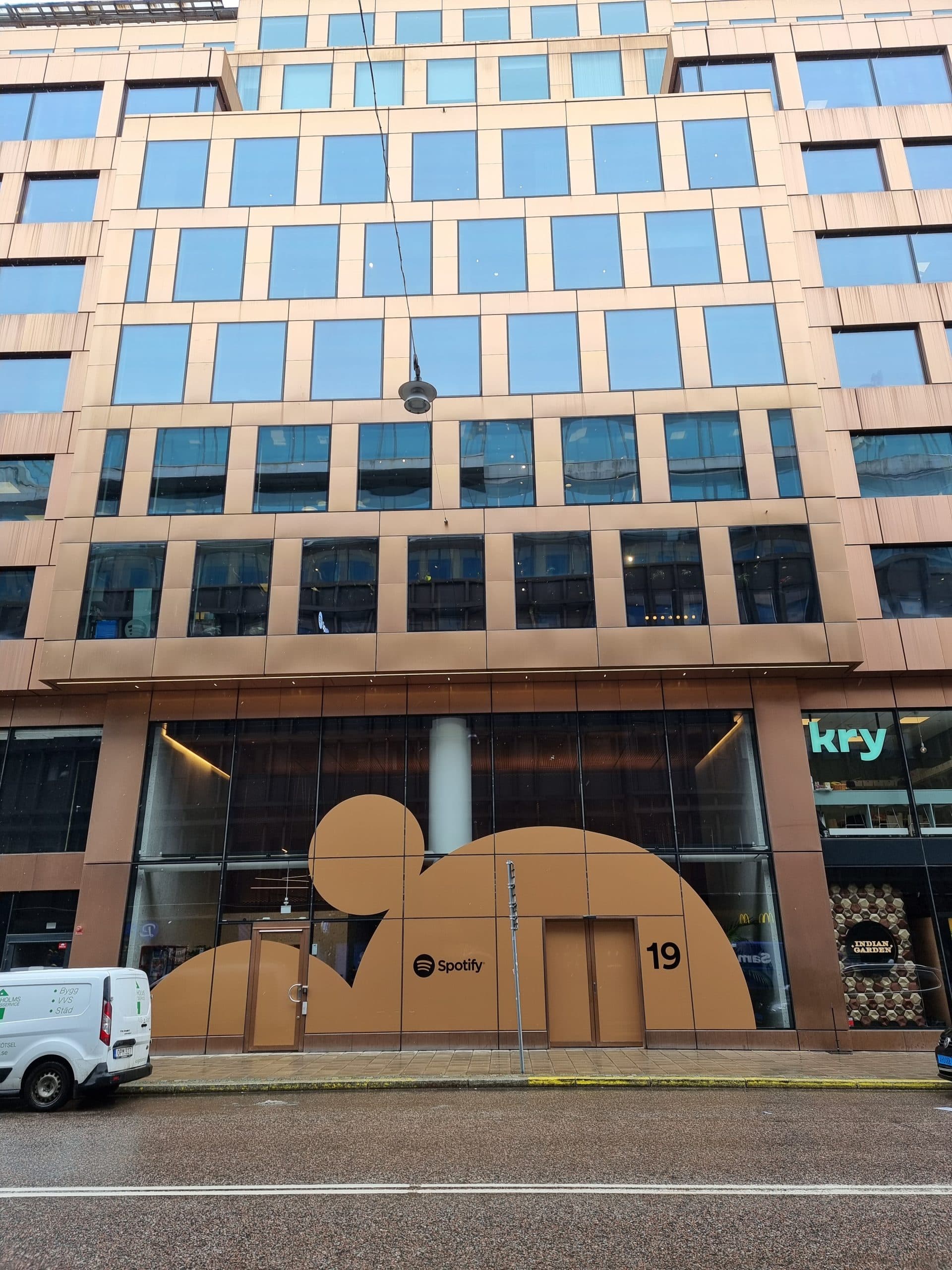 Spotify-kontor i Stockholm med företagets logotyp på byggnaden.
