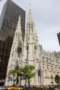 St. Patrick's Cathedral i New York med skyskrapor i bakgrunden.