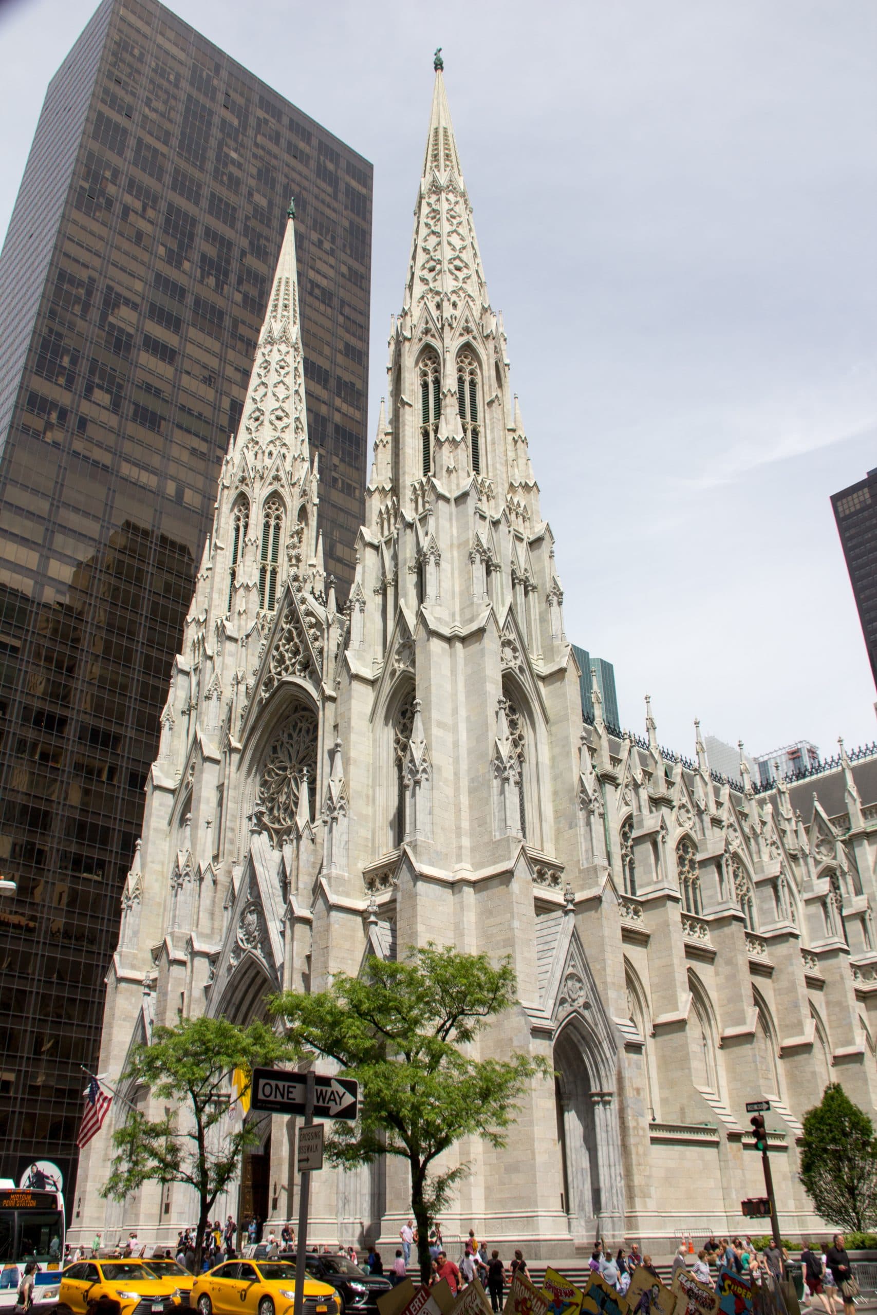 St. Patrick's Cathedral i New York med skyskrapor i bakgrunden.