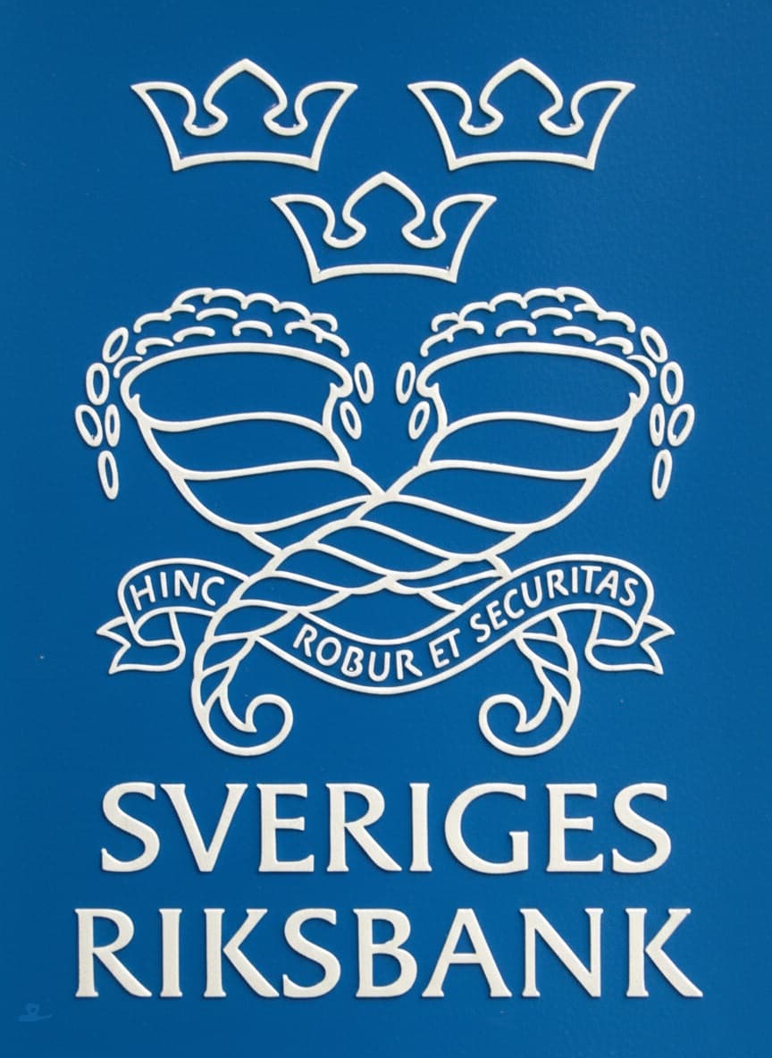 Sveriges Riksbanks logotyp på en blå bakgrund.