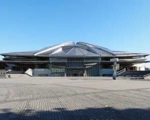 Tokyo Metropolitan Gymnasium byggnad under en klarblå himmel.