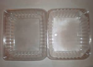 Två rektangulära plastbehållare för matförvaring.