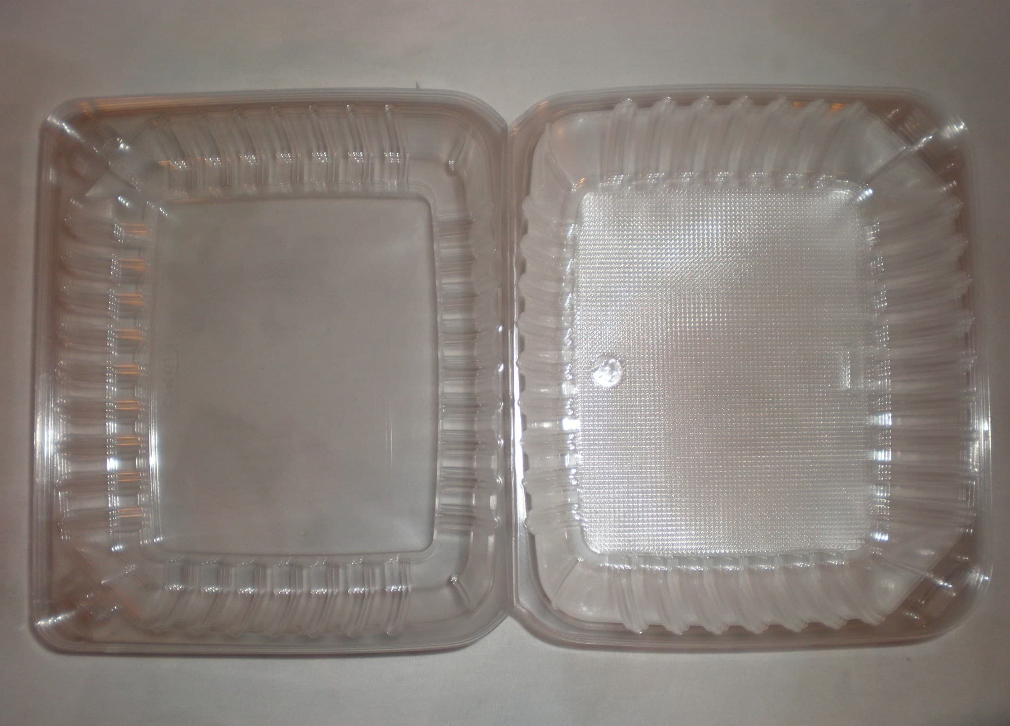 Två rektangulära plastbehållare för matförvaring.