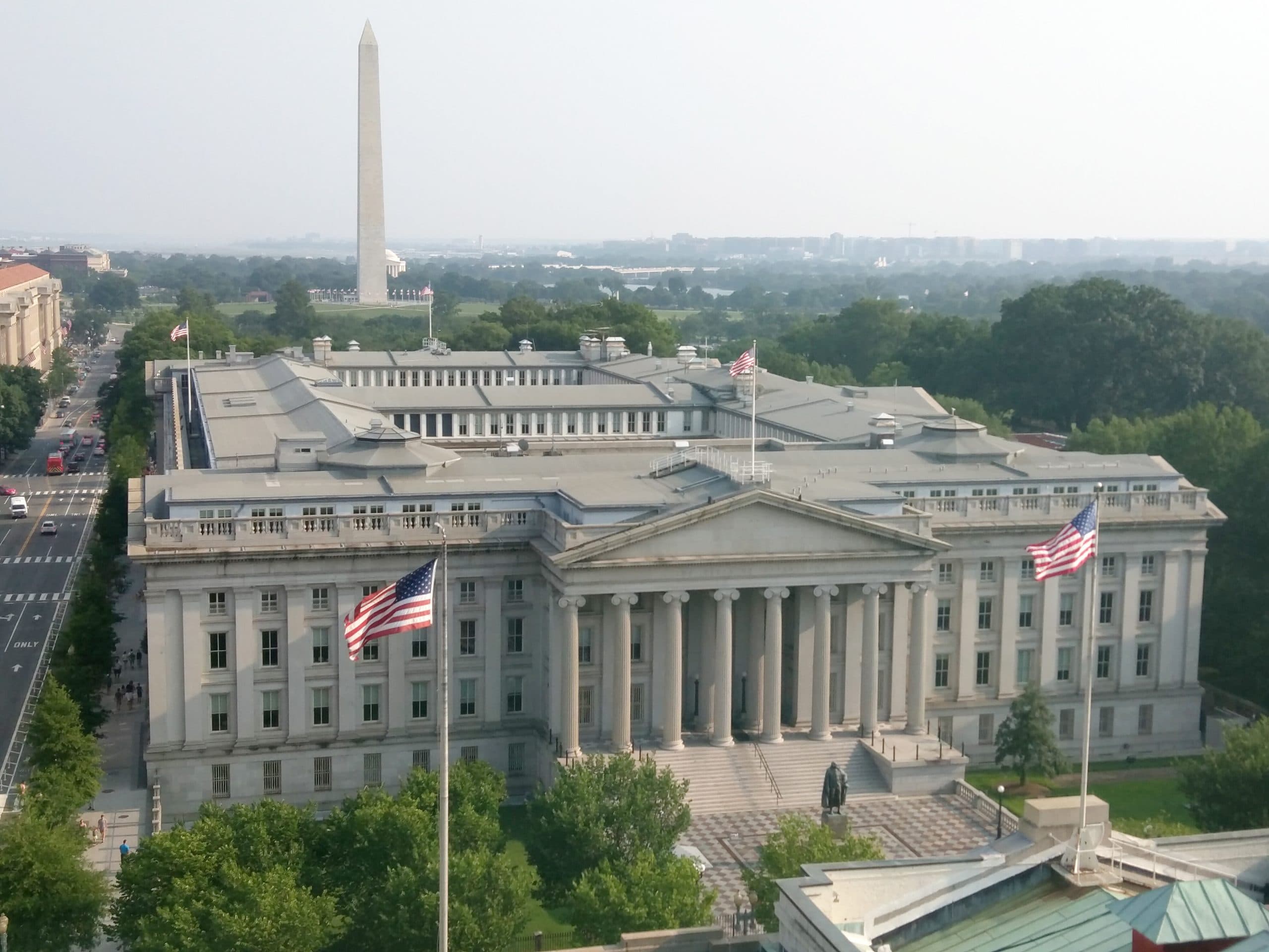 USA:s finansdepartement byggnad med amerikanska flaggor.