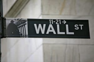 Vägskylt för Wall Street i New York.