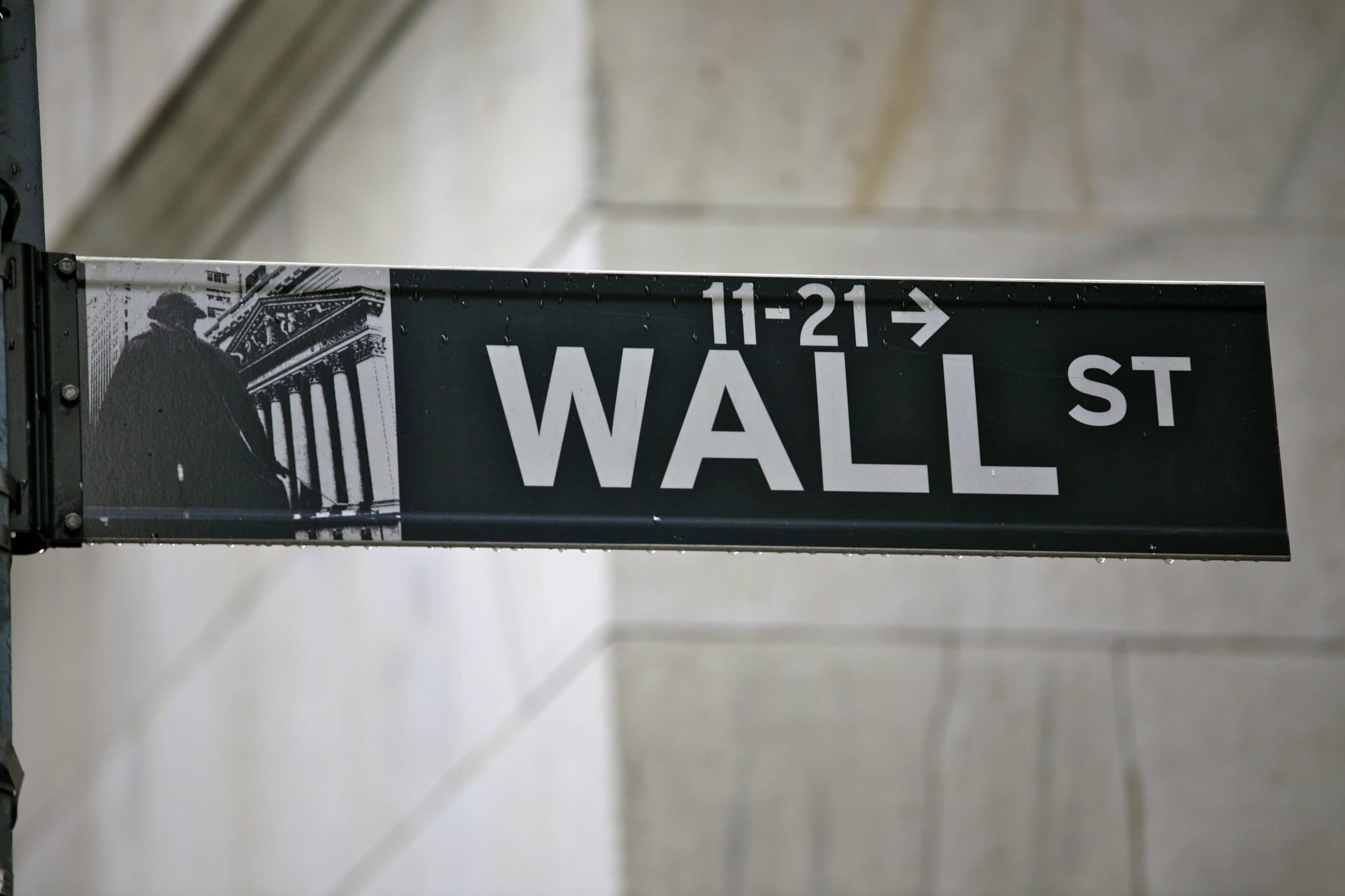 Vägskylt för Wall Street i New York.