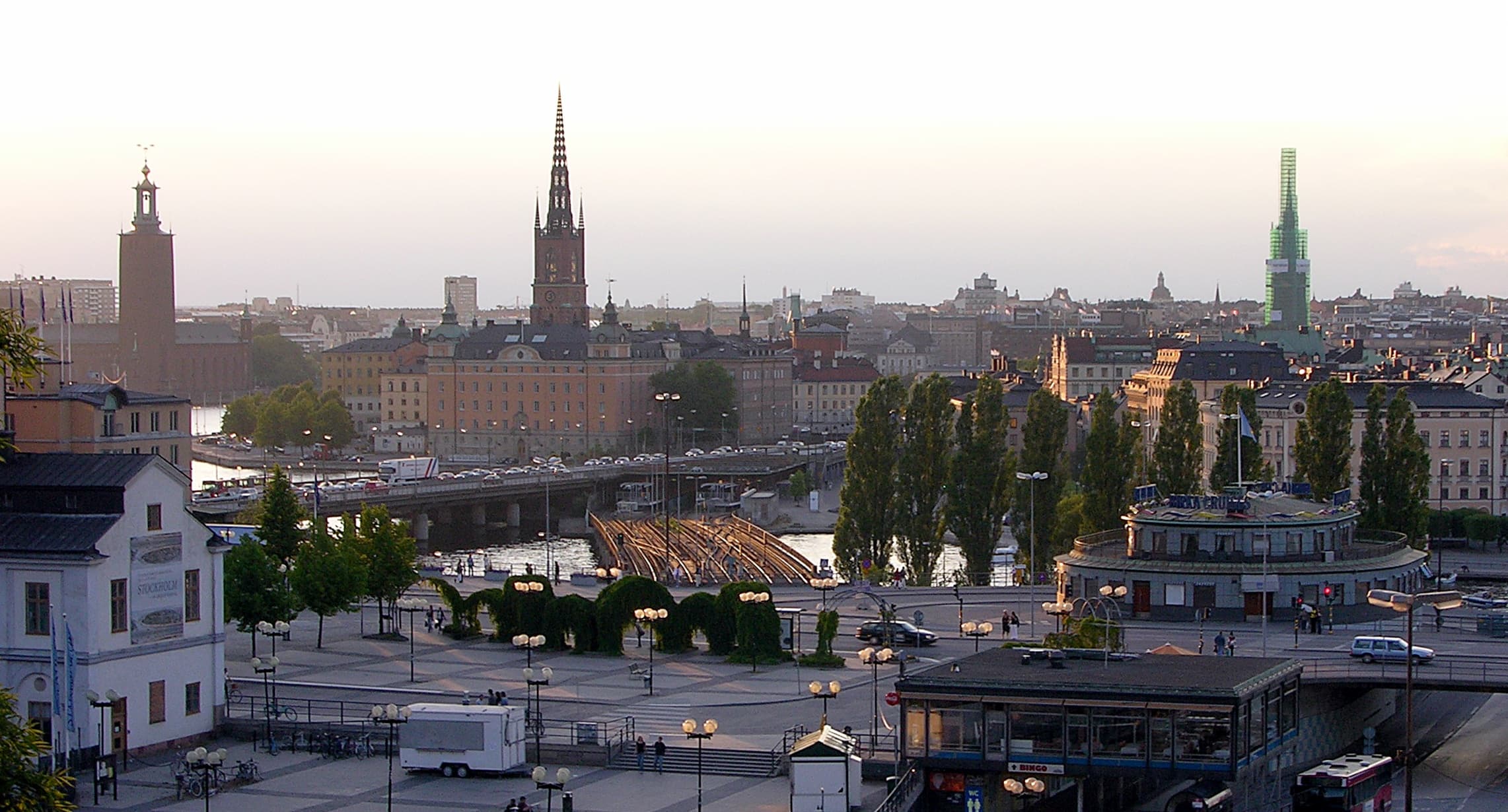 Vy över Södermalmstorg och Stockholms skyline från Södermalm.