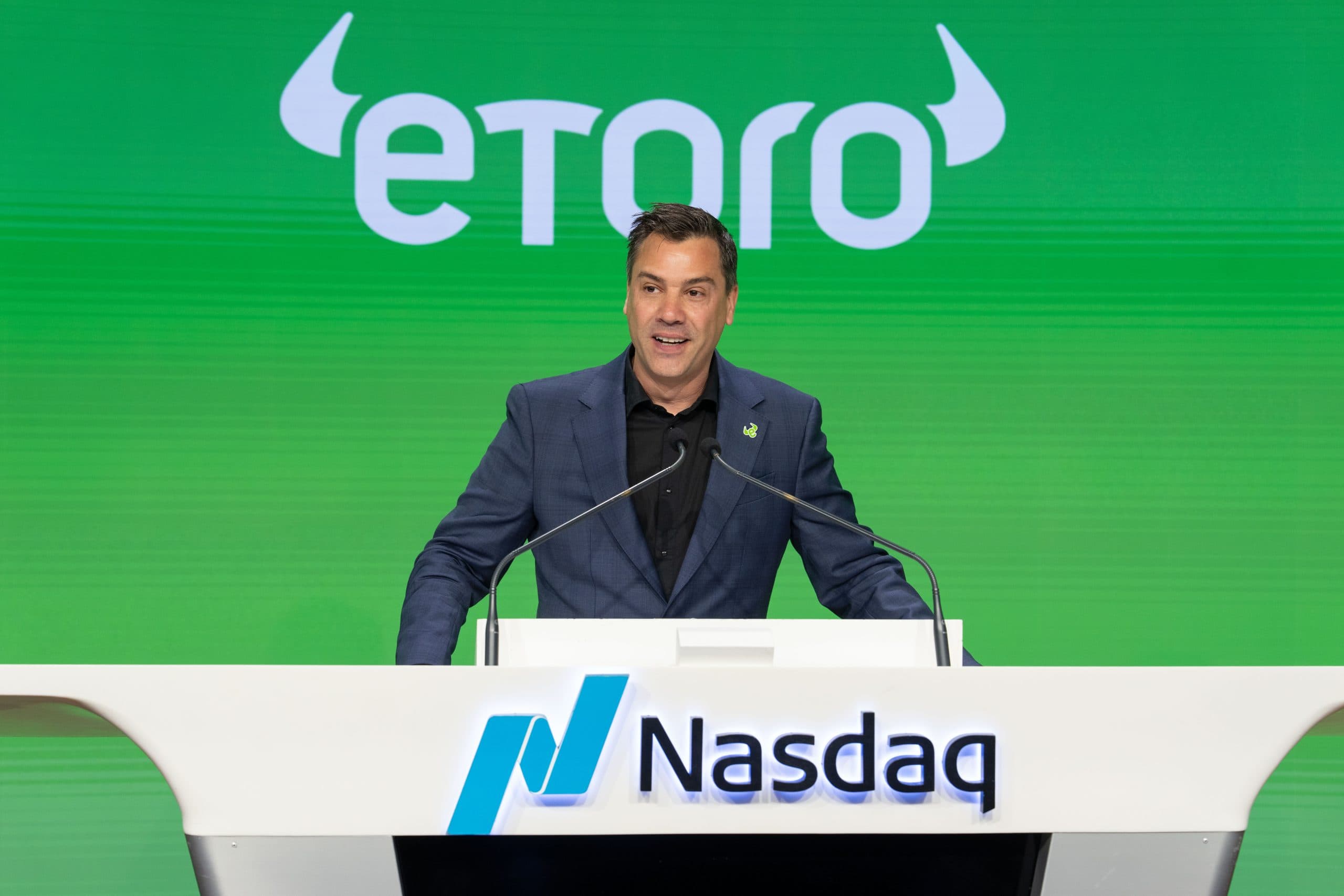Yoni Assia talar vid eToros börsintroduktion på Nasdaq.