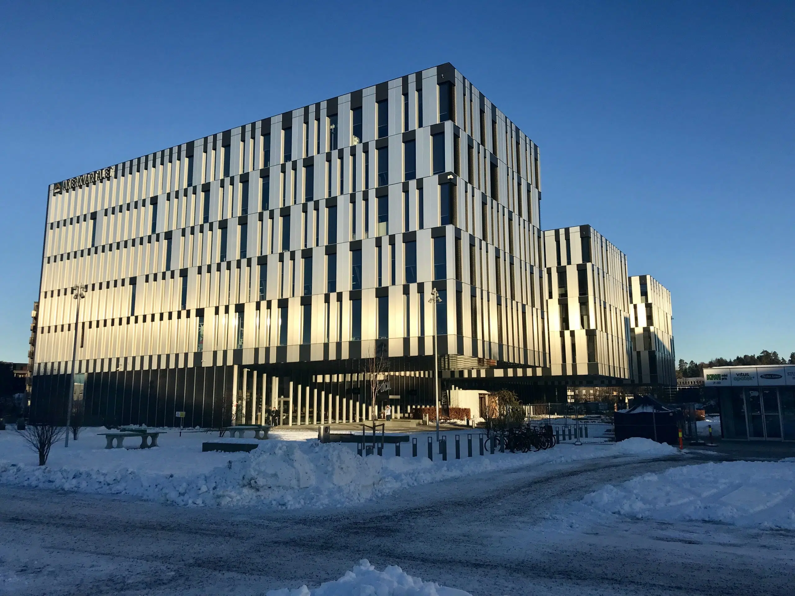 Akerkvartalet-byggnad i solnedgången.