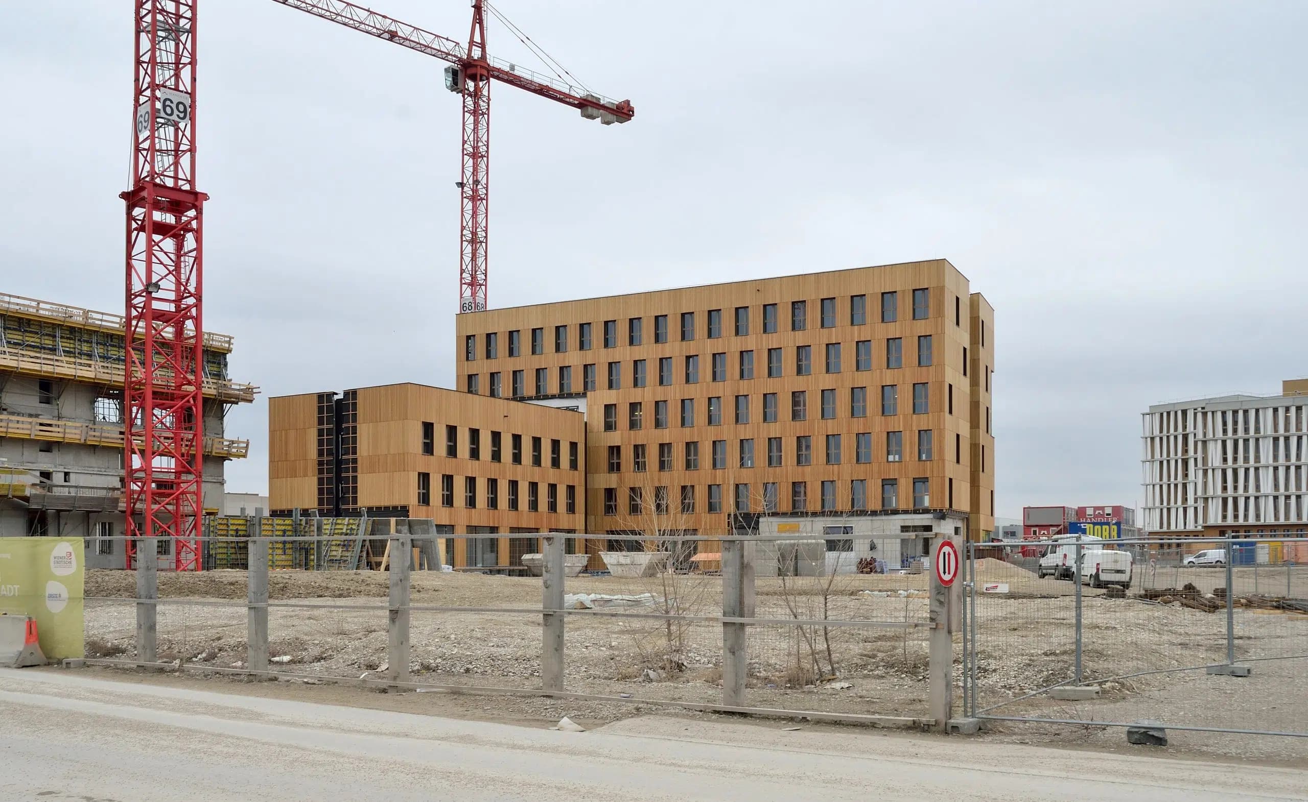 Byggarbetsplats med trähus under konstruktion.