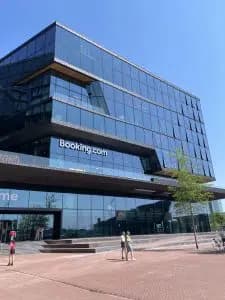 Byggnad med Booking.com-logga i Amsterdam.