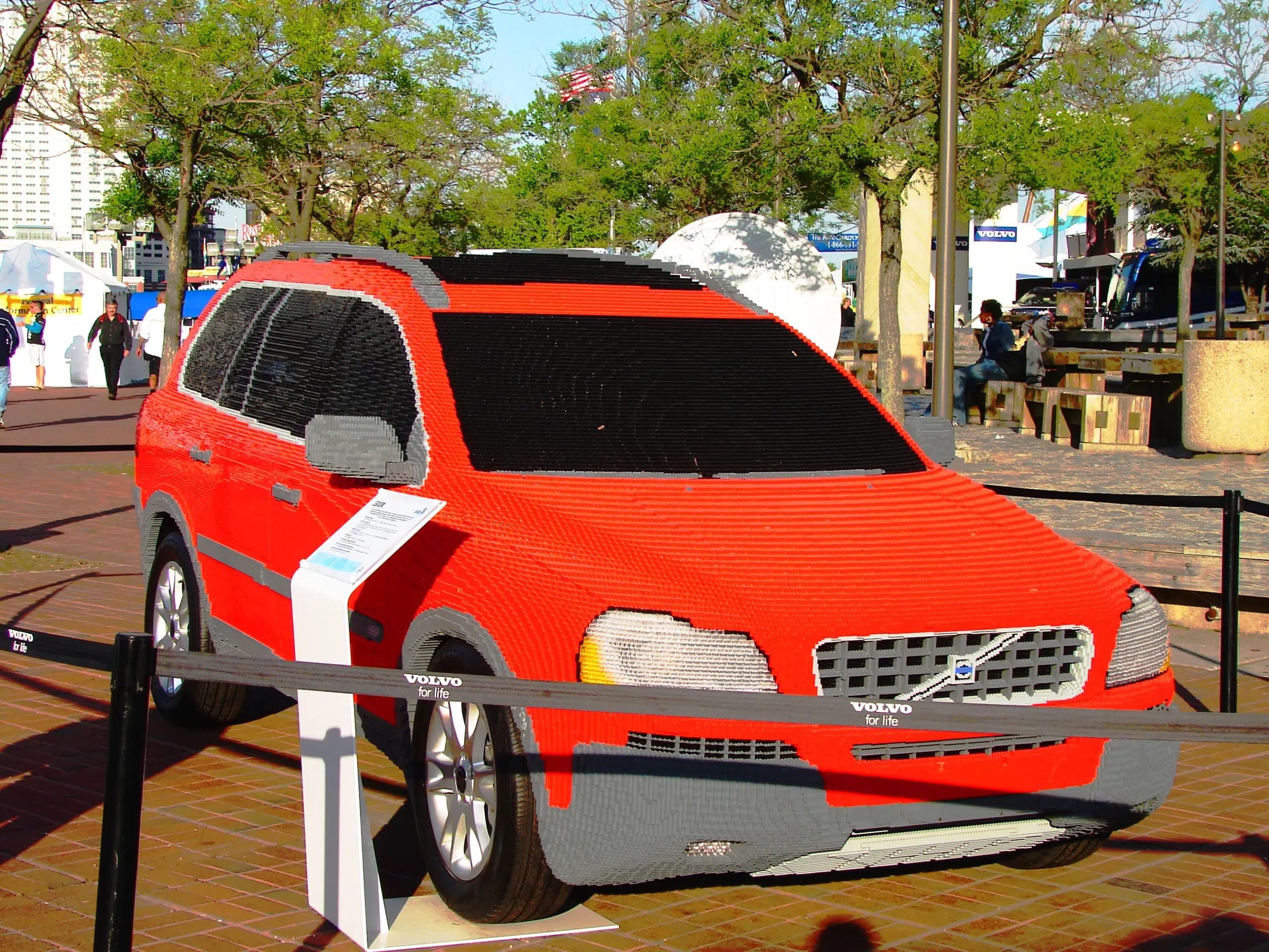 En bilmodell av Volvo byggd av Lego.