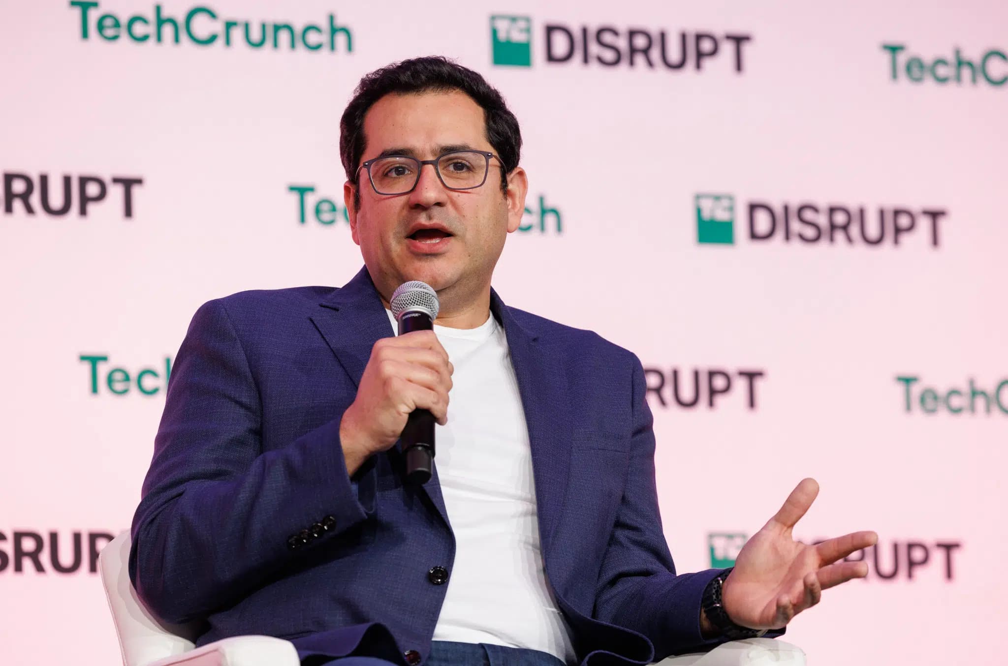 En man talar på TechCrunch Disrupt 2024.
