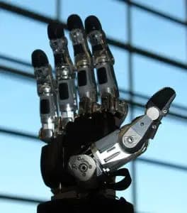 En robotisk hand visas upp på en mässa.