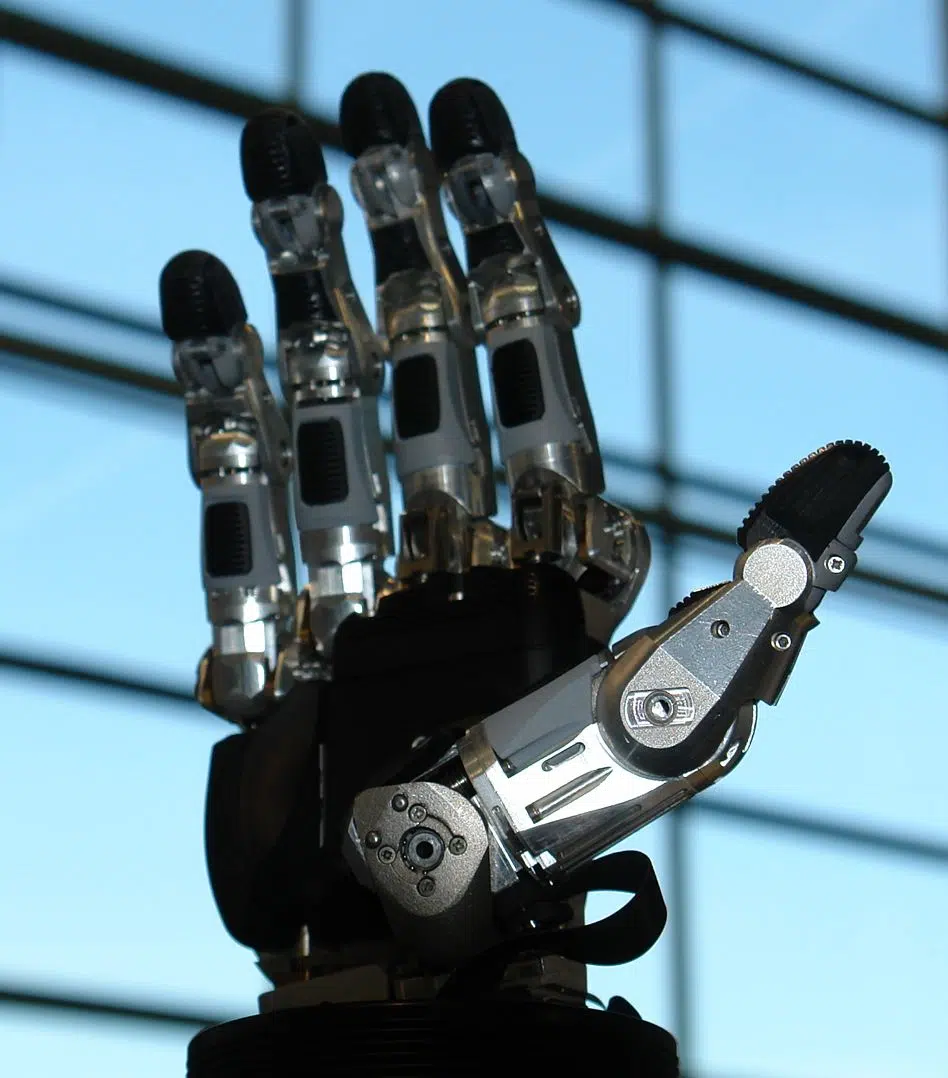 En robotisk hand visas upp på en mässa.