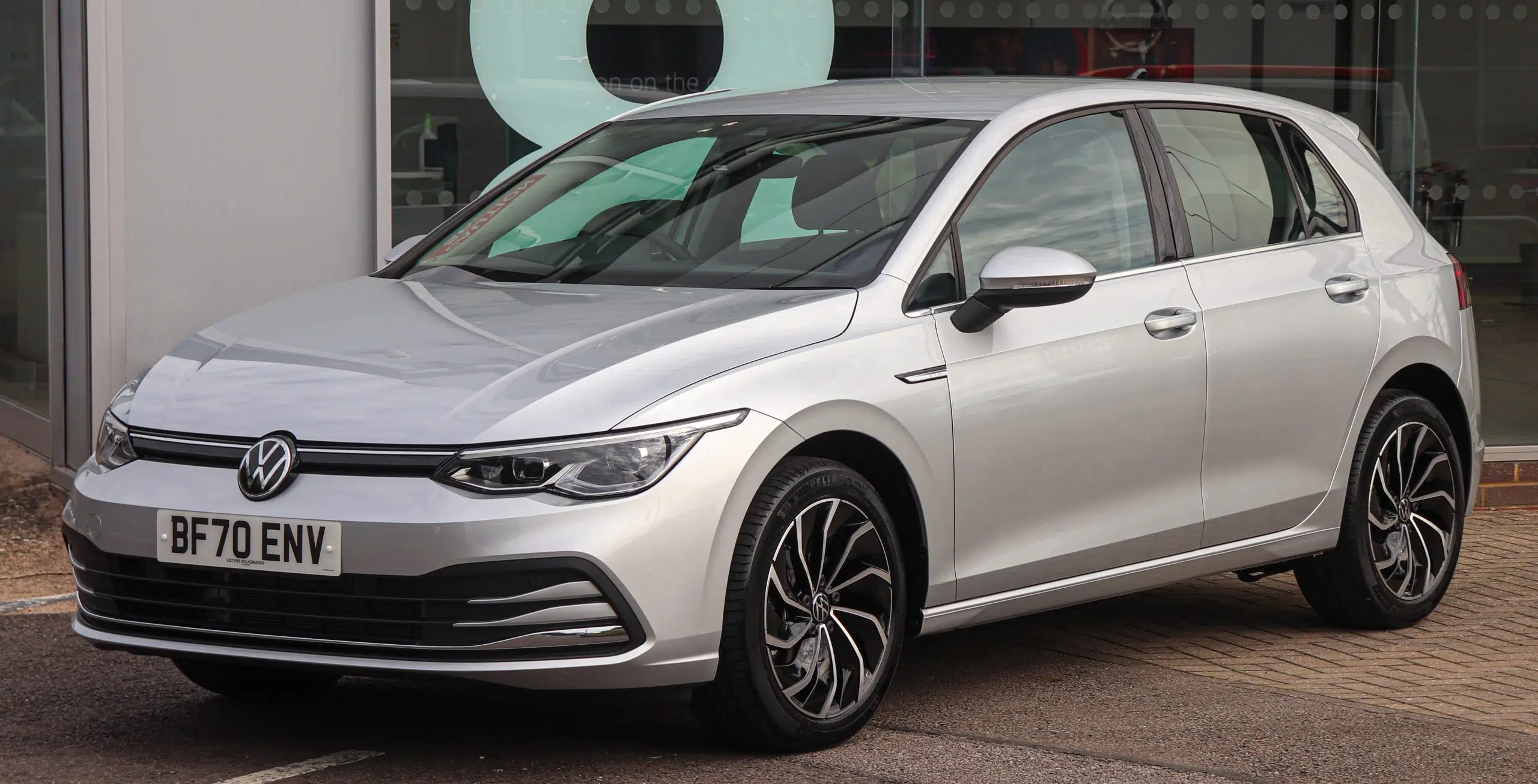 En silverfärgad Volkswagen Golf parkerad utomhus.