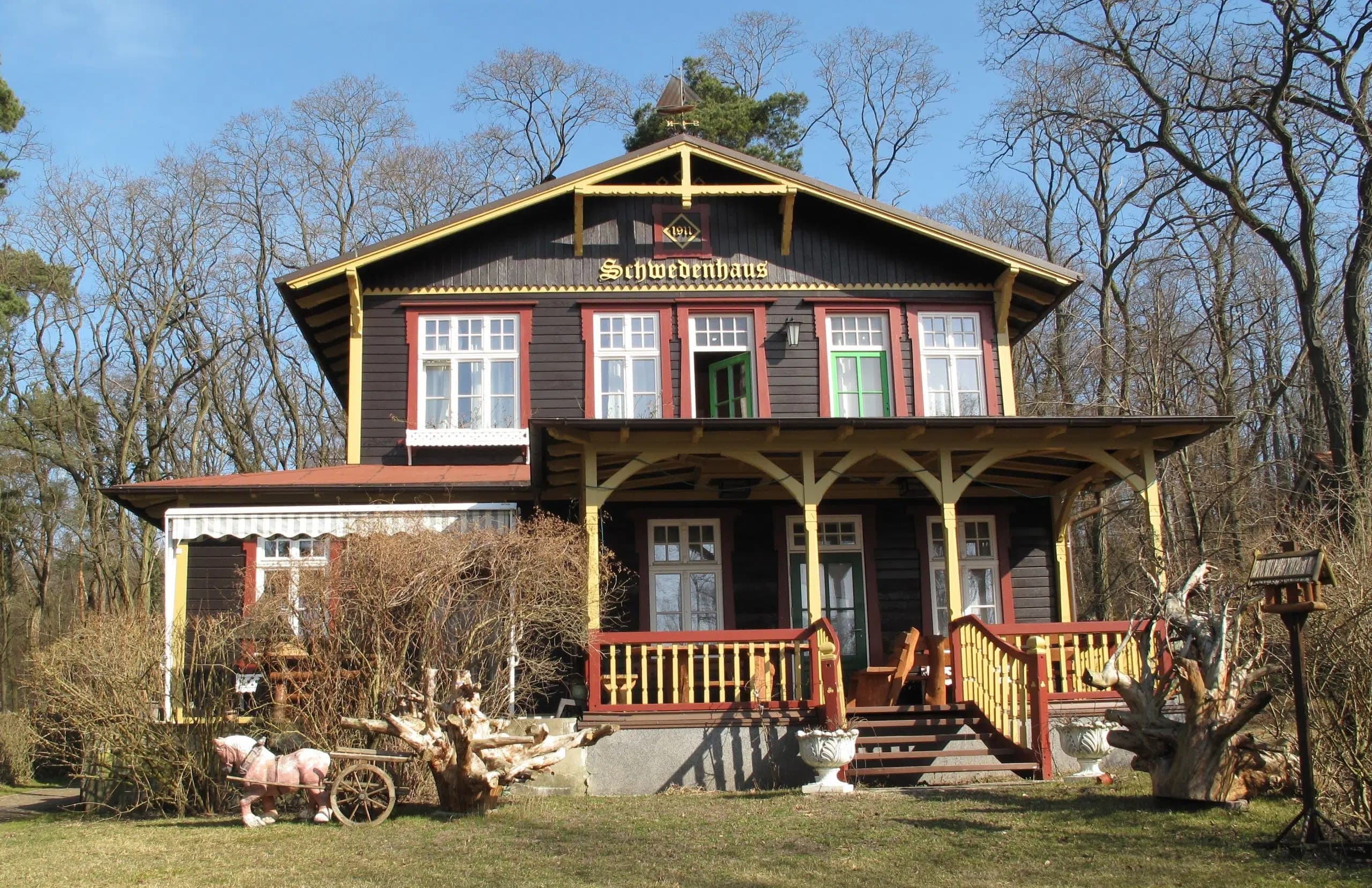 Ett traditionellt svenskt hus i trä med två våningar och veranda.