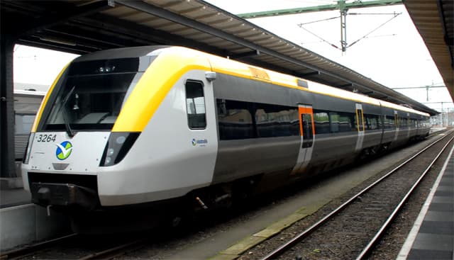Ett Västtrafik-tåg på en station.