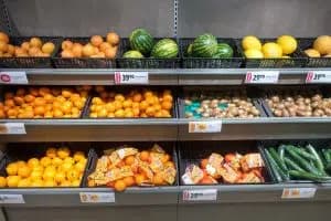 Frukt och grönsaker i en svensk livsmedelsbutik