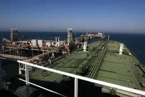 Oljetanker lastar råolja vid en oljeterminal i Persiska viken
