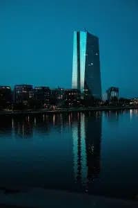 Europeiska centralbankens huvudkontor i Frankfurt nattetid