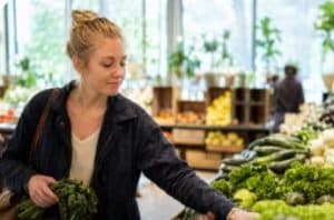 Hushållens ekonomi augusti 2026 – svensk kvinna handlar mat med trygg attityd