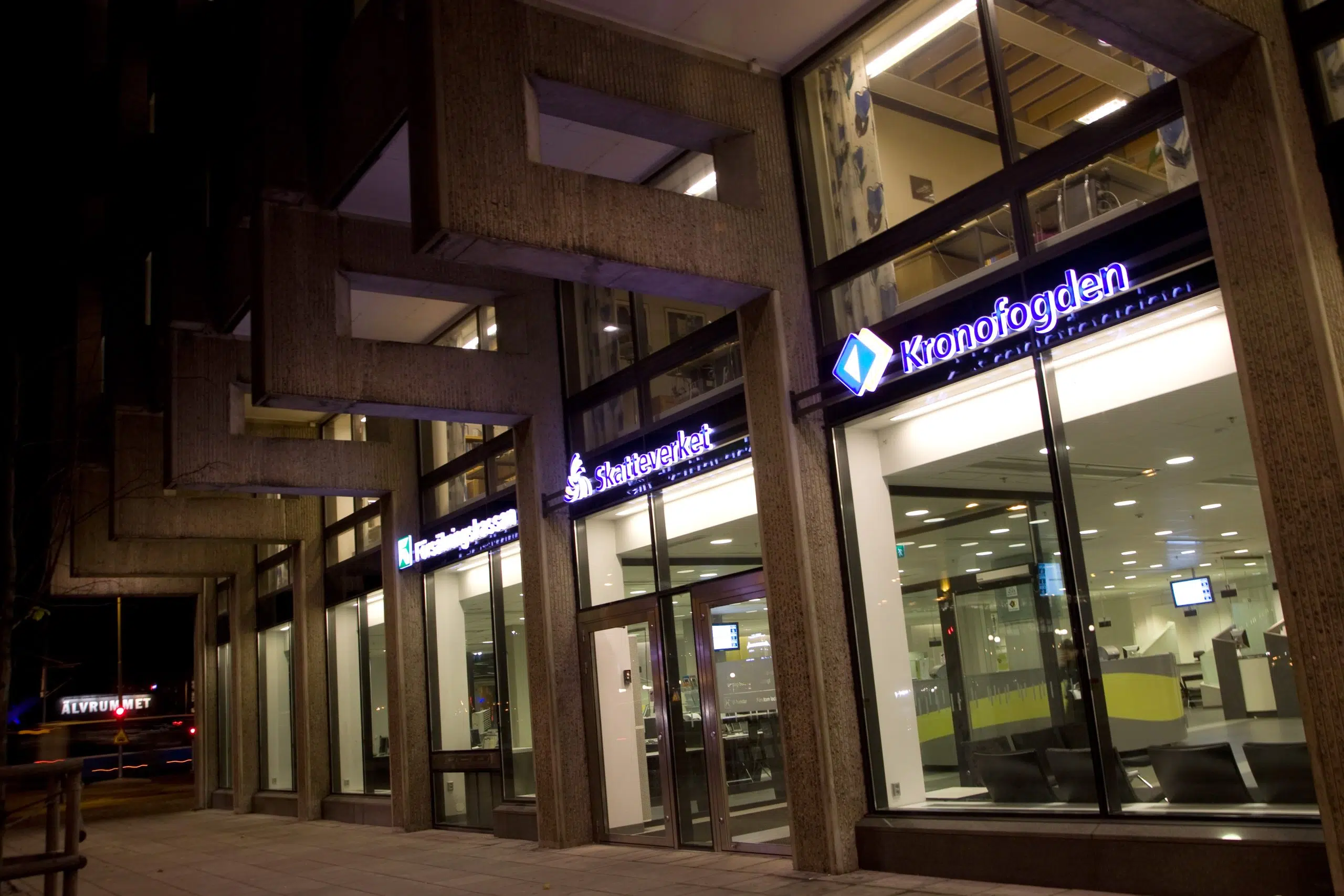 Kronofogdens kontor i Göteborg på natten med upplysta skyltar.