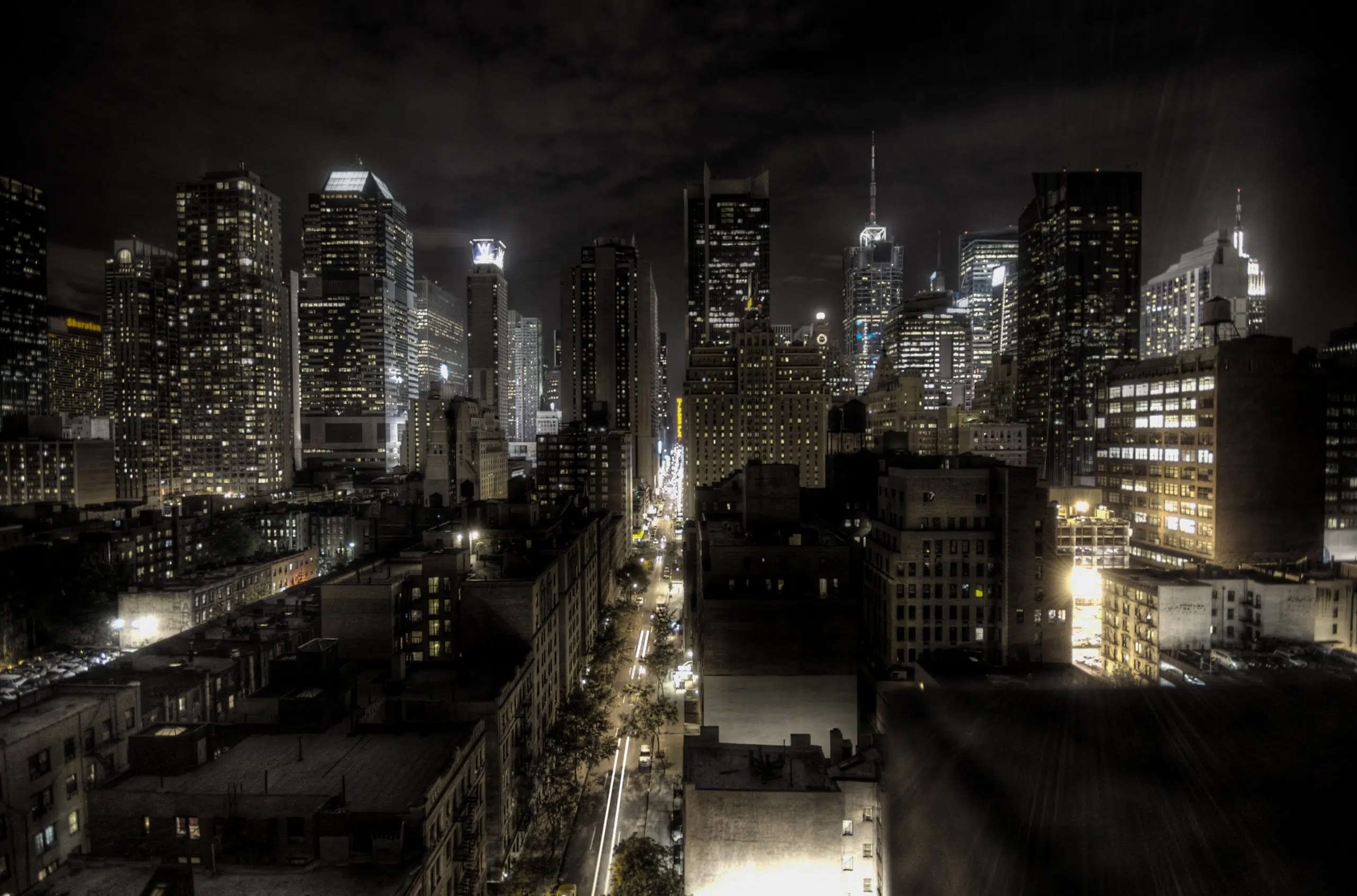 New York Citys skyline på natten med upplysta skyskrapor.