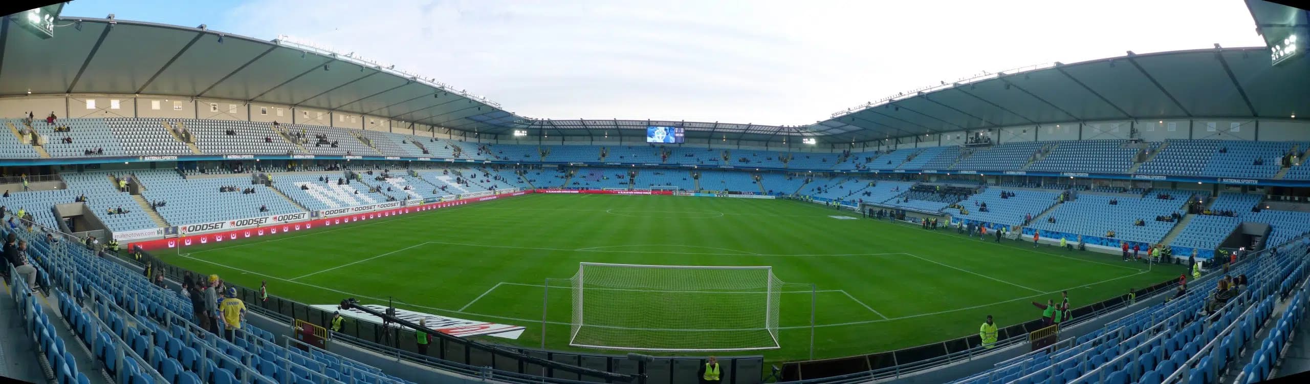 Panoramavy av Swedbank Stadion med tomma läktare.