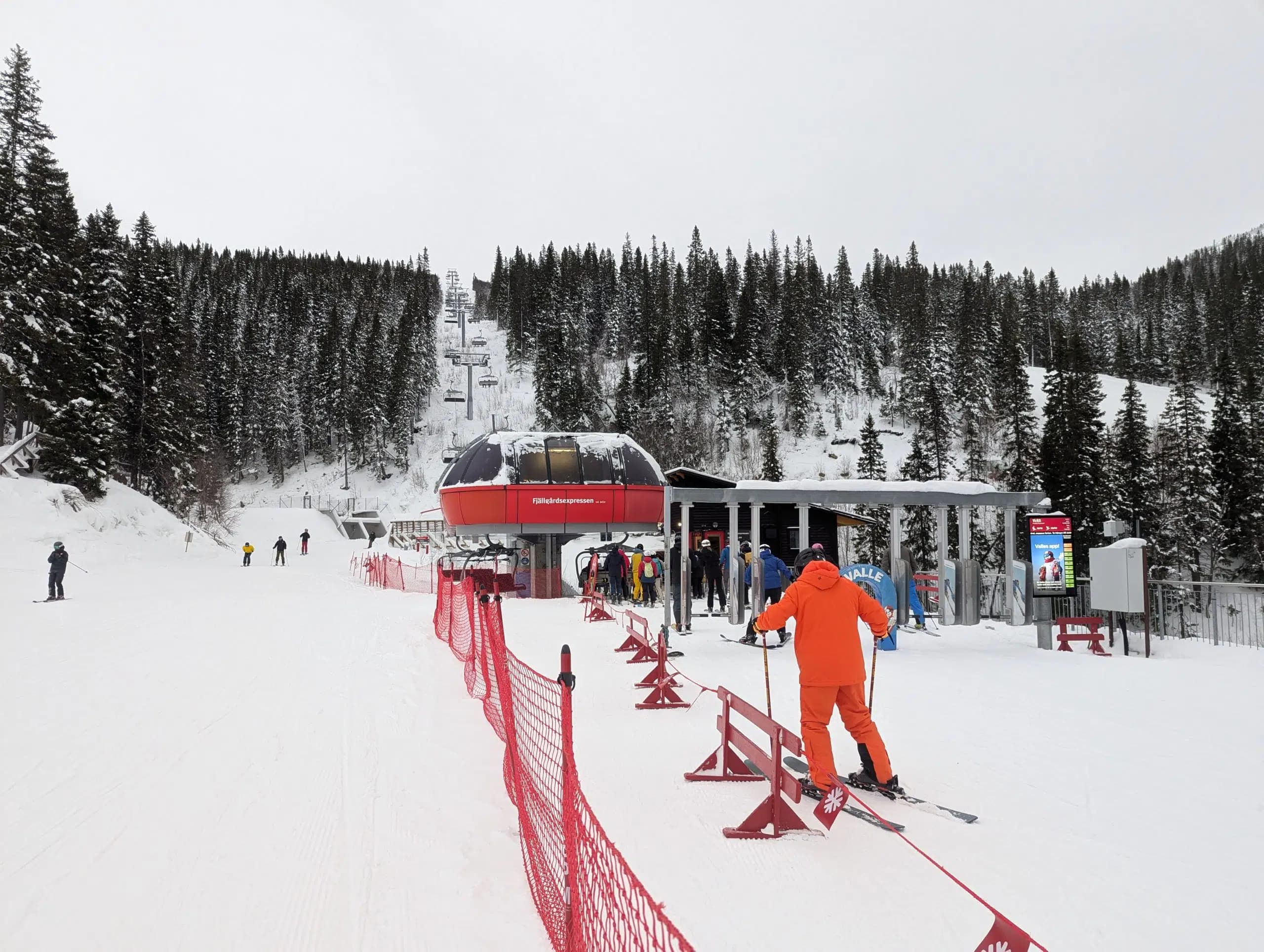 Skidåkare vid en skidanläggning i Åre.