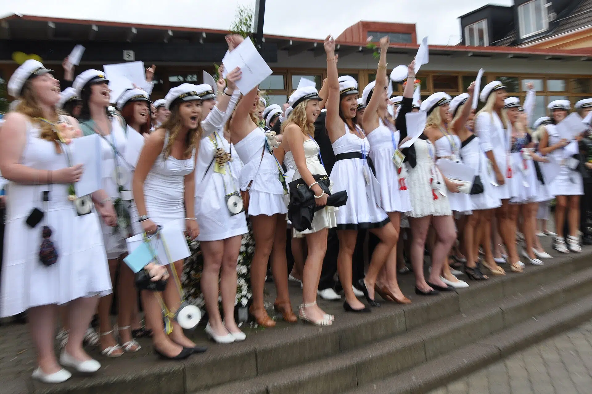 Nyutexaminerade studenter firar examen i studentmössor