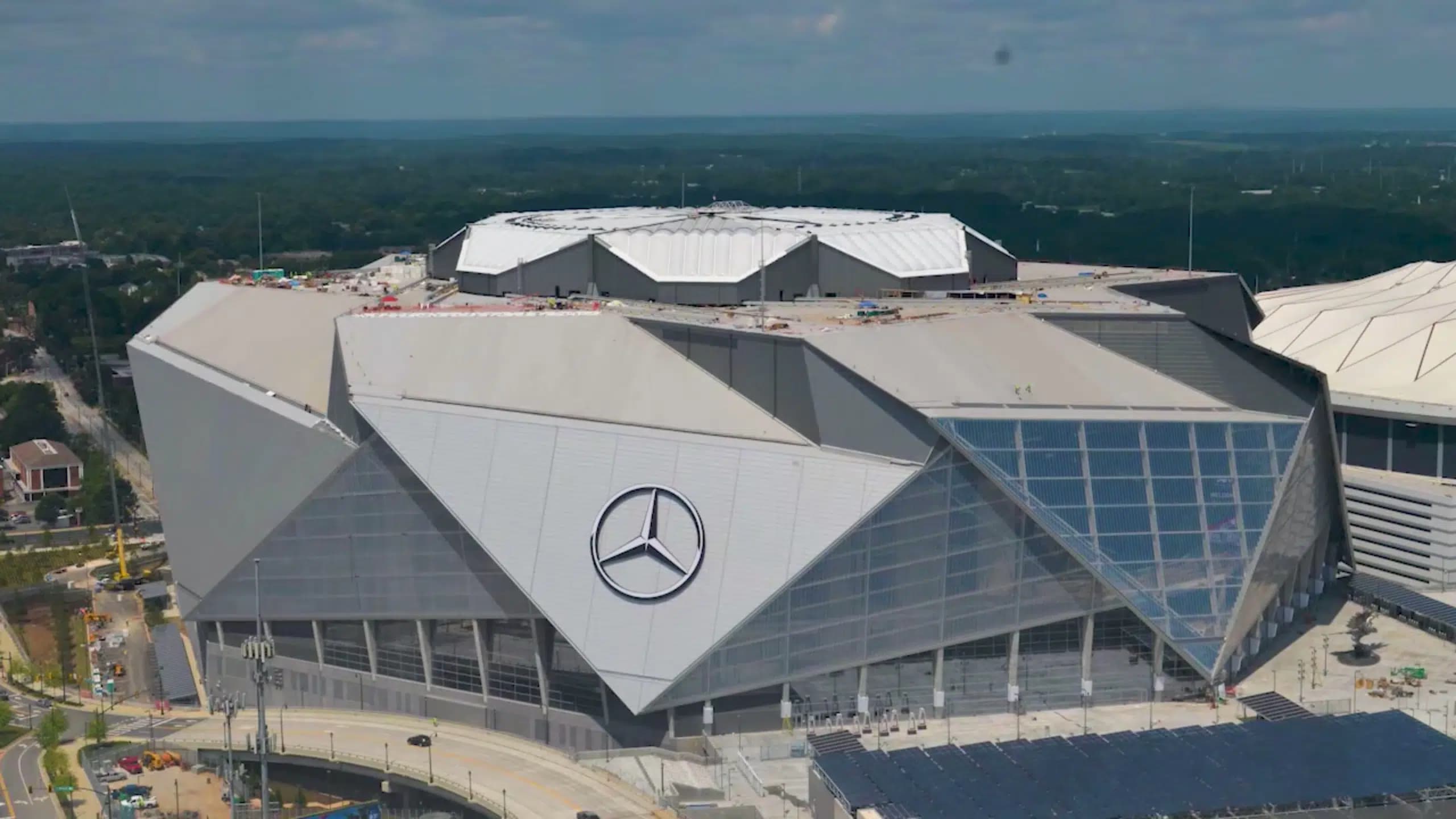 Vy över Mercedes Benz Stadium med dess karakteristiska arkitektur.